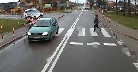 Została potrącona. Potem wylano na nią wiadro pomyj