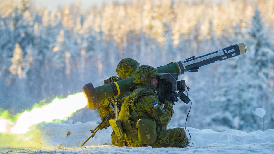 Estońscy żołnierze  na strzelaniu poligonowym z systemu FGM-148 Javelin.