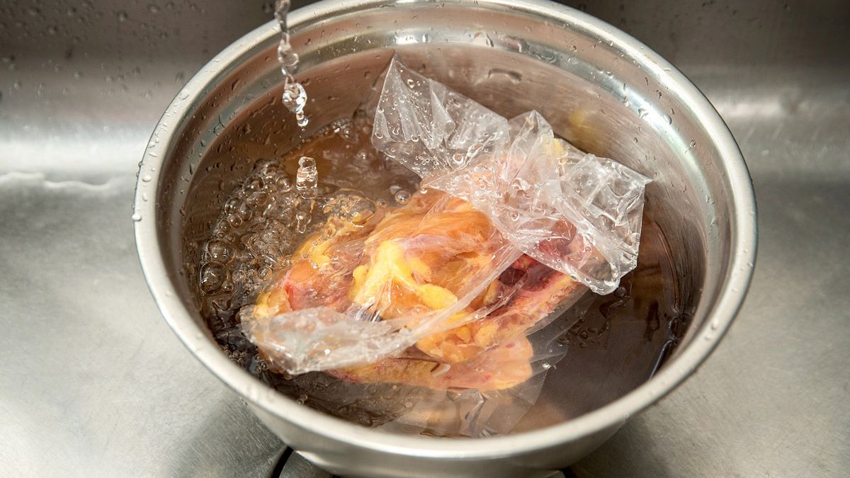 To najlepsze metody na rozmrażanie mięsa. 