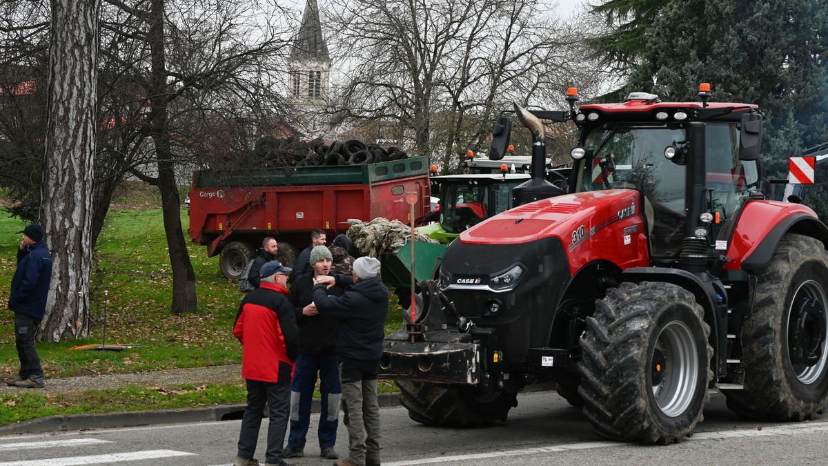 French farmers from the Occitanie region take part in a demonstration with their tractors in Valence d'Agen, southern France, 22 January 2024. Their demonstration no longer allows access to the Golfech nuclear power plant and highways are blocked. The farmers' demonstration was called by The Regional Federation of Farmers' Unions (FRSEA) and the Young Farmers of Occitanie under the slogan 'We walk on our heads' (meaning this makes no sense) to denounce tax increases and government policy. EPA/CAROLINE BLUMBERG Dostawca: PAP/EPA.