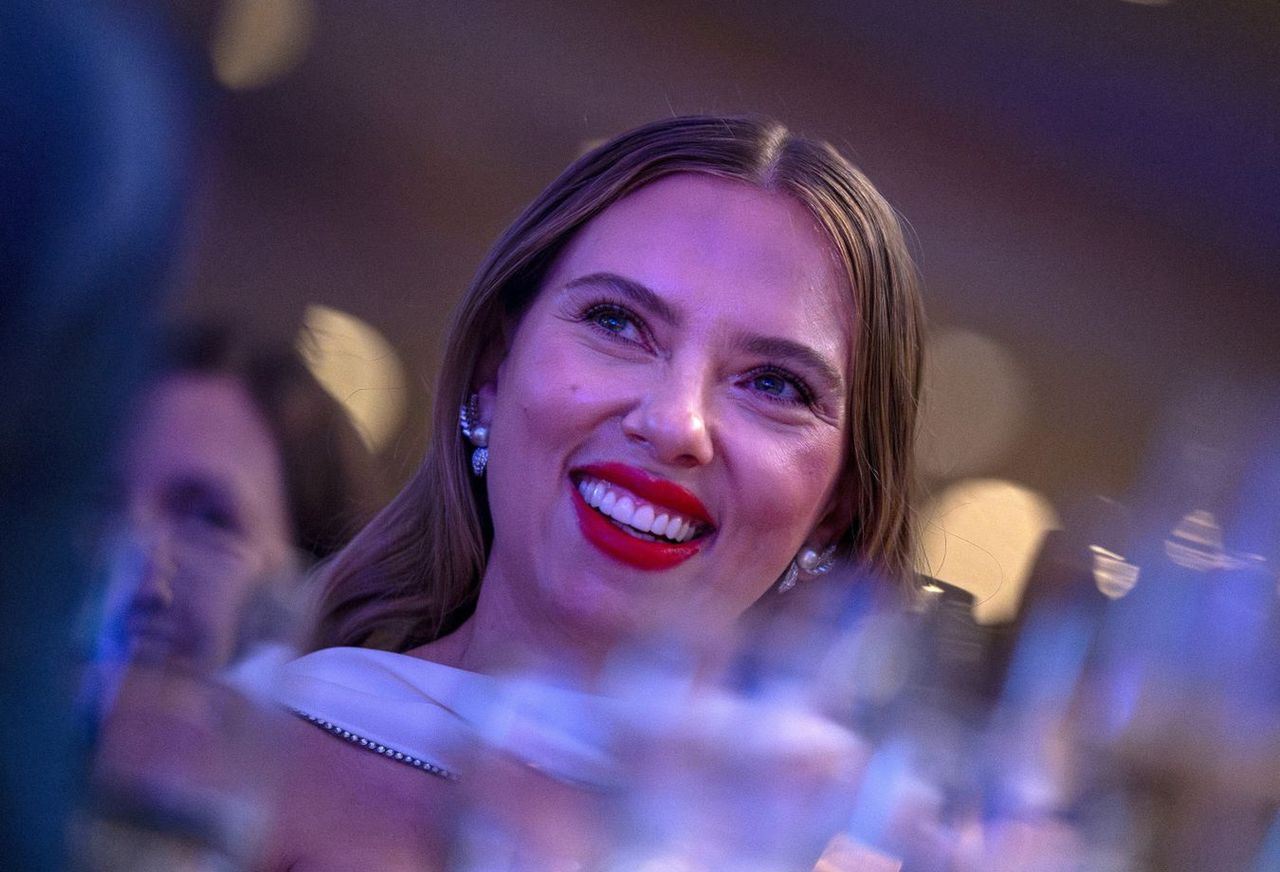 Biel jest nudna? Nie, jeśli okrywa ciało Scarlett Johansson