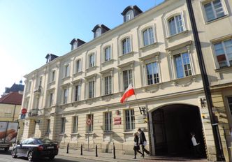 Państwowy urząd udostępnił oszustom salę do spotkań. Przez trzy lata "agenci" ściągnęli miliony