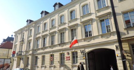 Państwowy urząd udostępnił oszustom salę do spotkań. Przez trzy lata "agenci" ściągnęli miliony