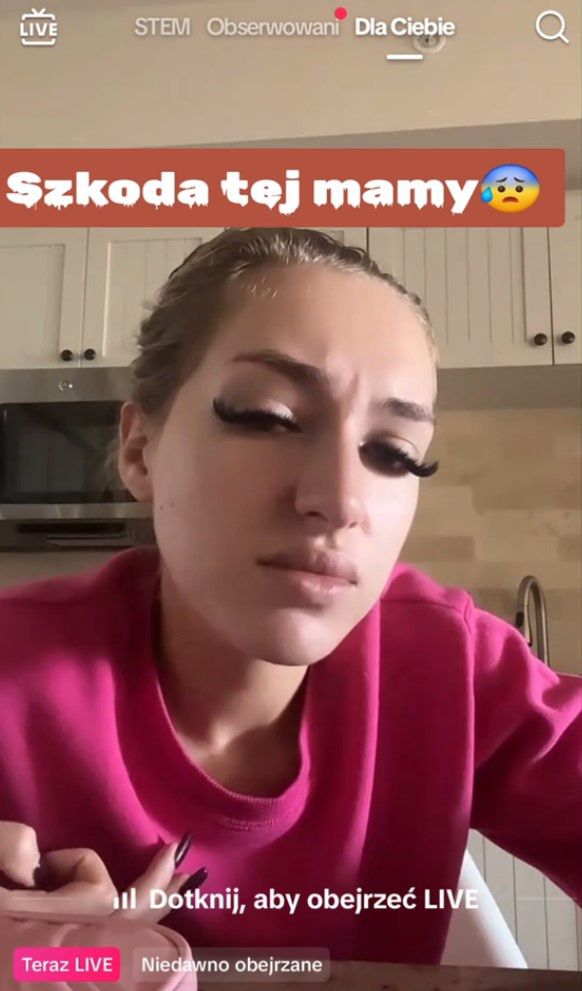 Caroline Derpienski podczas rozmowy z mamą