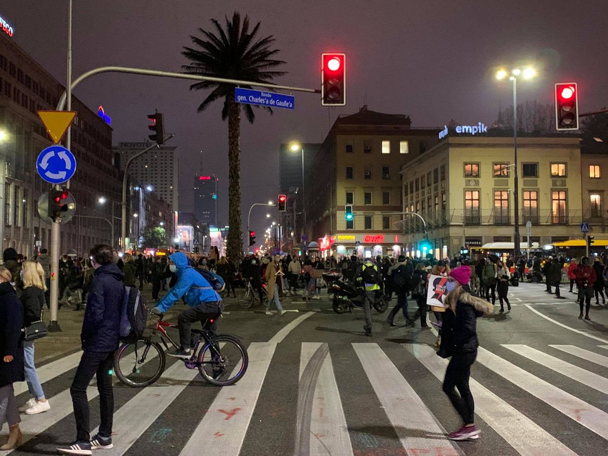 Zeszłoroczne protesty zgromadziły tłumy ludzi na ulicach Warszawy 