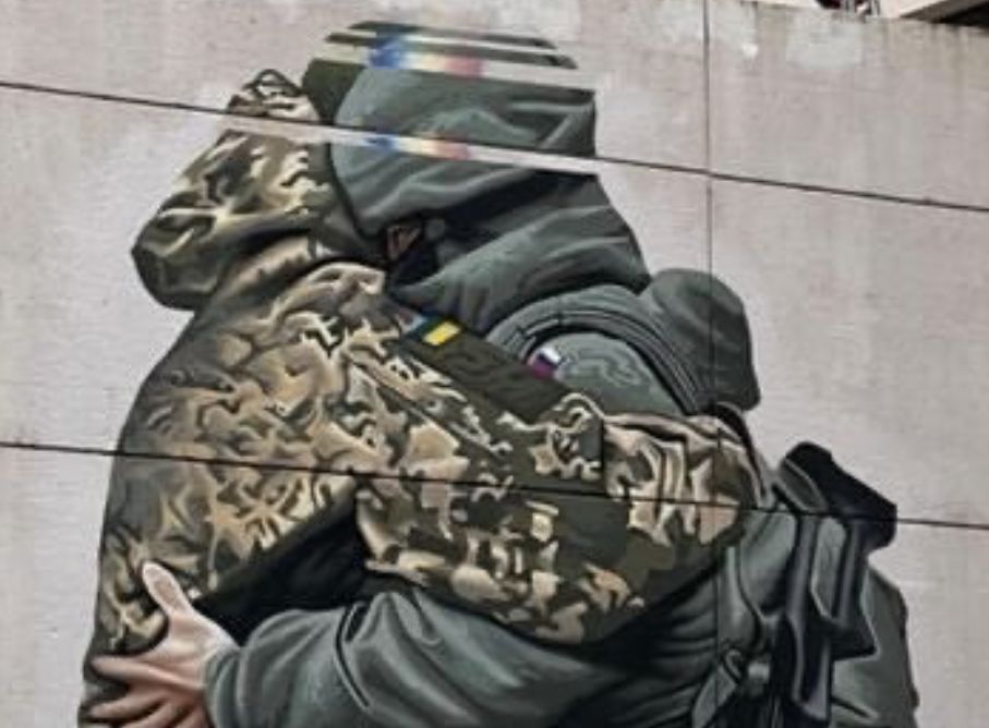 Mural przedstawiający braterski uścisk dwóch żołnierzy, ukraińskiego i rosyjskiego, uraził Ukrainę