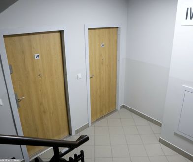 Policjanci zapukali do drzwi. Otworzył mężczyzna z maczetą w rękach