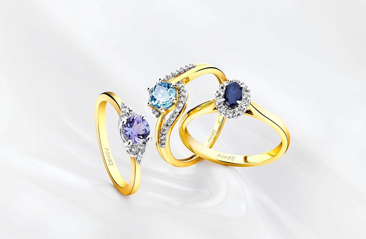 Zaręczynowe pierścionki z diamentami i kolorowymi kamieniami szlachetnymi – wzór: 103.393, 109.522, 110.490; Apart.pl