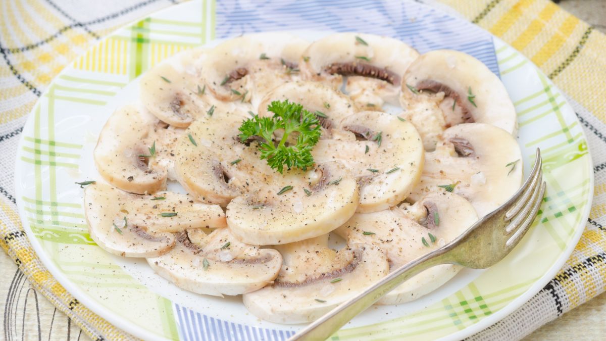 Carpaccio z pieczarek to świetny pomysł na surowe pieczarki