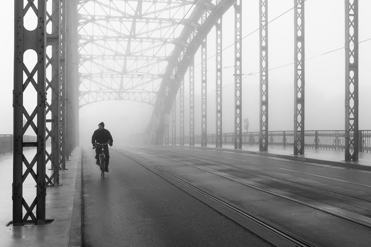 Fotografka przeprowadziła się na stałe do Krakowa 3 lata temu, lecz znała je już dobrze. W stolicy Małopolski spędziła 5 lat studiów. Teraz, dzięki fotografii, odkrywa Kraków na nowo. Nawet zwykła czynność, jak droga do pracy, to dawka inspiracji, które motywują Magdę do działania. Zwłaszcza, gdy nad miastem wschodzi słońce.