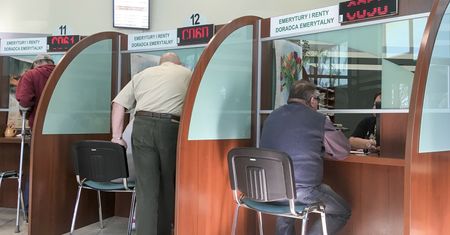 Emerytury niższe o 200 zł. "Nie szturmujcie oddziałów ZUS"