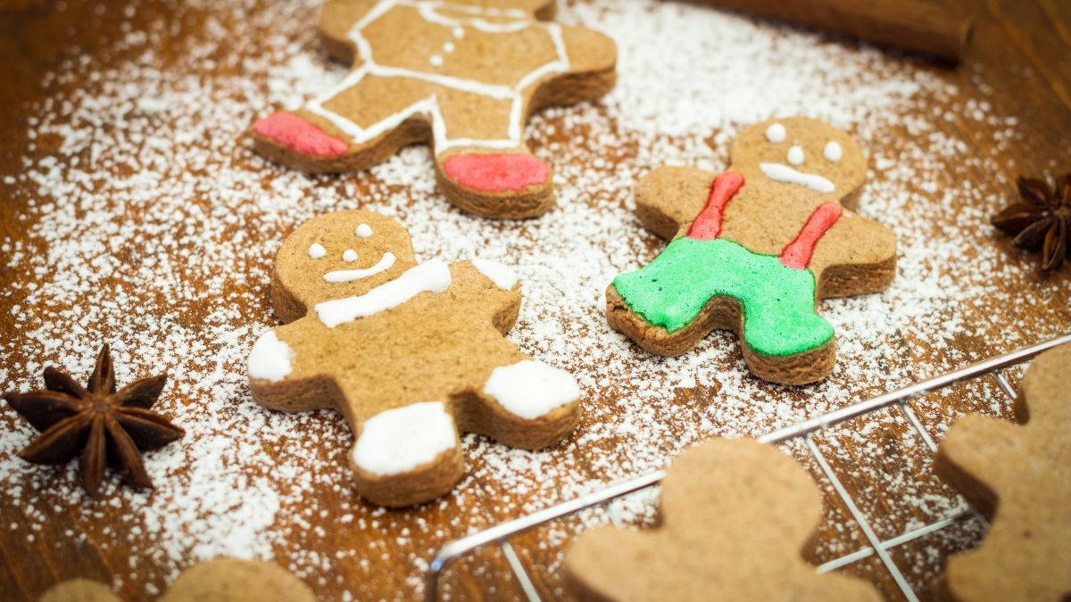 Świąteczne pierniki ozdabiają choinkę i są świetną przekąską