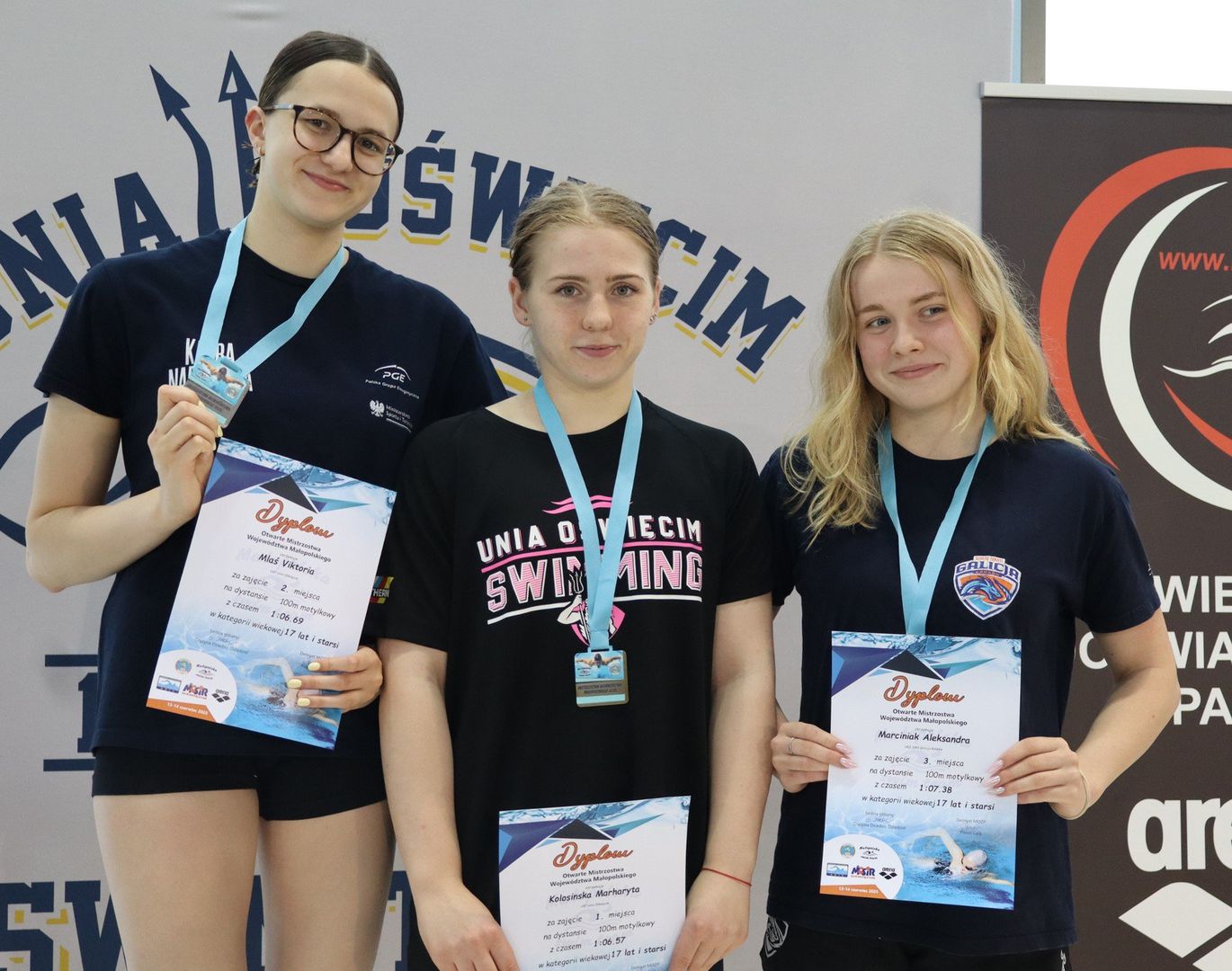 Najlepsze zawodniczki na 100 metrów stylem motylkowym. Marharyta Kolosińska (1. miejsce, w środku), Wiktoria Mlaś (2. miejsce, z lewej) i Aleksandra Marciniak (3. miejsce, z prawej). Zawodniczki w kategorii 17 lat i starsze. 