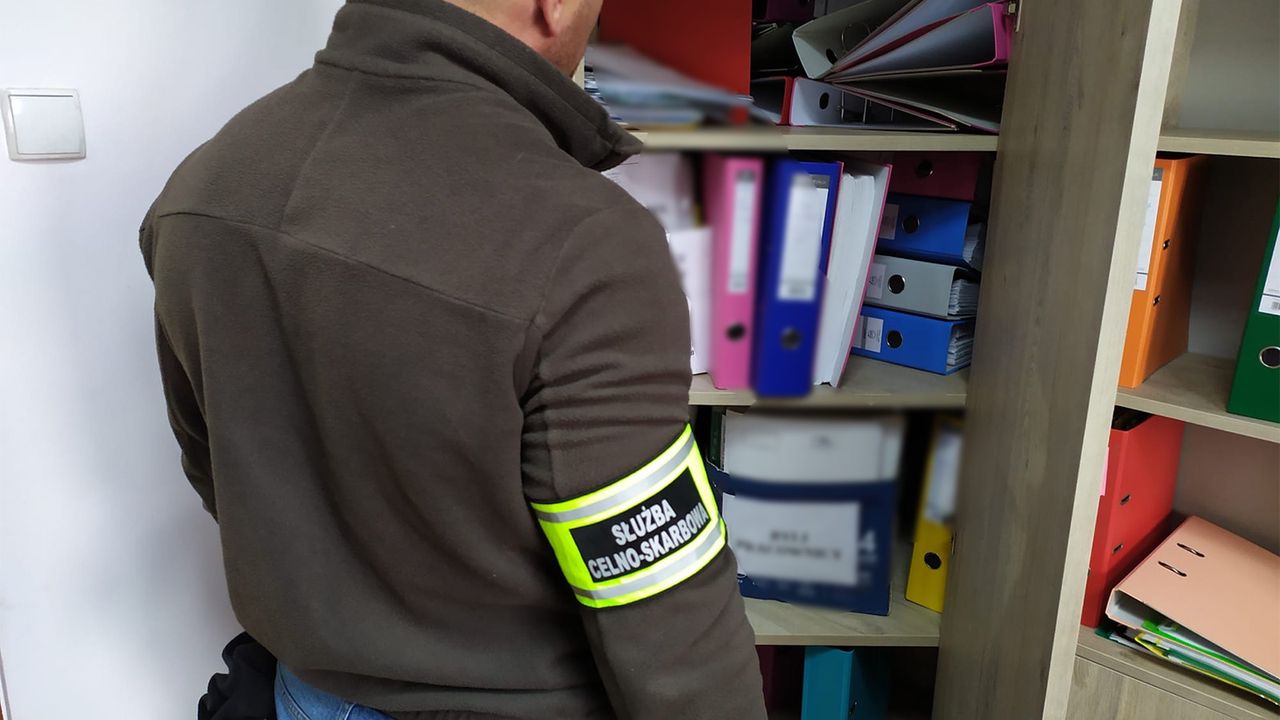 "Zbrodnia fakturowa" na wielką skalę. KAS i policja rozbijają kolejną grupę przestępczą od odpadów i wyłudzeń VAT
