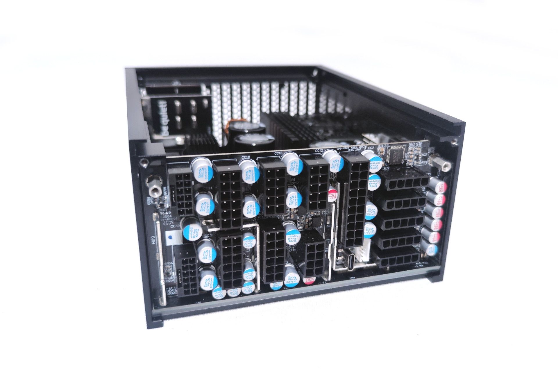 Wnętrze zasilacza be quiet! Dark Power Pro 14 IO 1300W