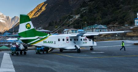 Nepal. Samolot złapał gumę. Pasażerowie wzięli sprawę we własne ręce