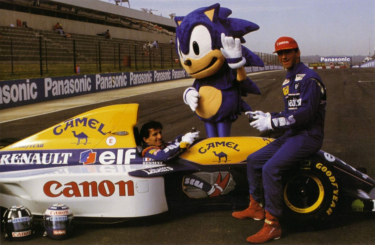 Początek sezonu 1993. Przy bolidzie Williams-Renault pozują Alain Prost i Damon Hill. Pierwszy z nich wygra w tym roku w siedmiu wyścigach, drugi w trzech. Jako konstruktor Williams będzie poza zasięgiem konkurencji. (fot. Williams)
