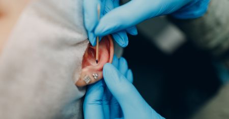 Piercing już nie taki straszny. "Dobrze dobrana biżuteria może być formą ekspresji"