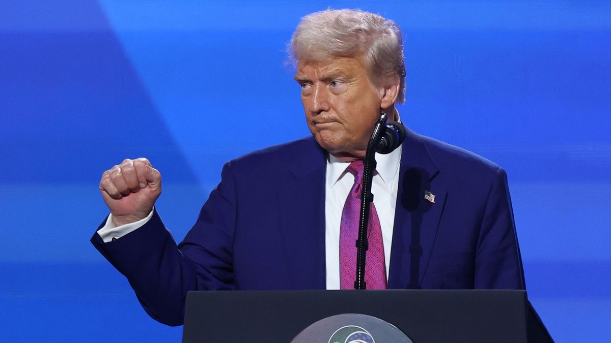 (FILE) - US President Donald Trump delivers a keynote address at the Saudi-US Investment Forum in Riyadh, Saudi Arabia, 13 May 2025 (reissued 18 November 2025). President Trump announced a plan to sell F-35 fighter jets, the US' most advanced stealth warplane, to Saudi Arabia just before Saudi Crown Prince Mohammed bin Salman's visit to the White House. EPA/ALI HAIDER Dostawca: PAP/EPA.