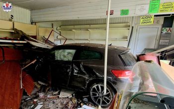 21-latek wjechał do sklepu. Pasażerka w szpitalu