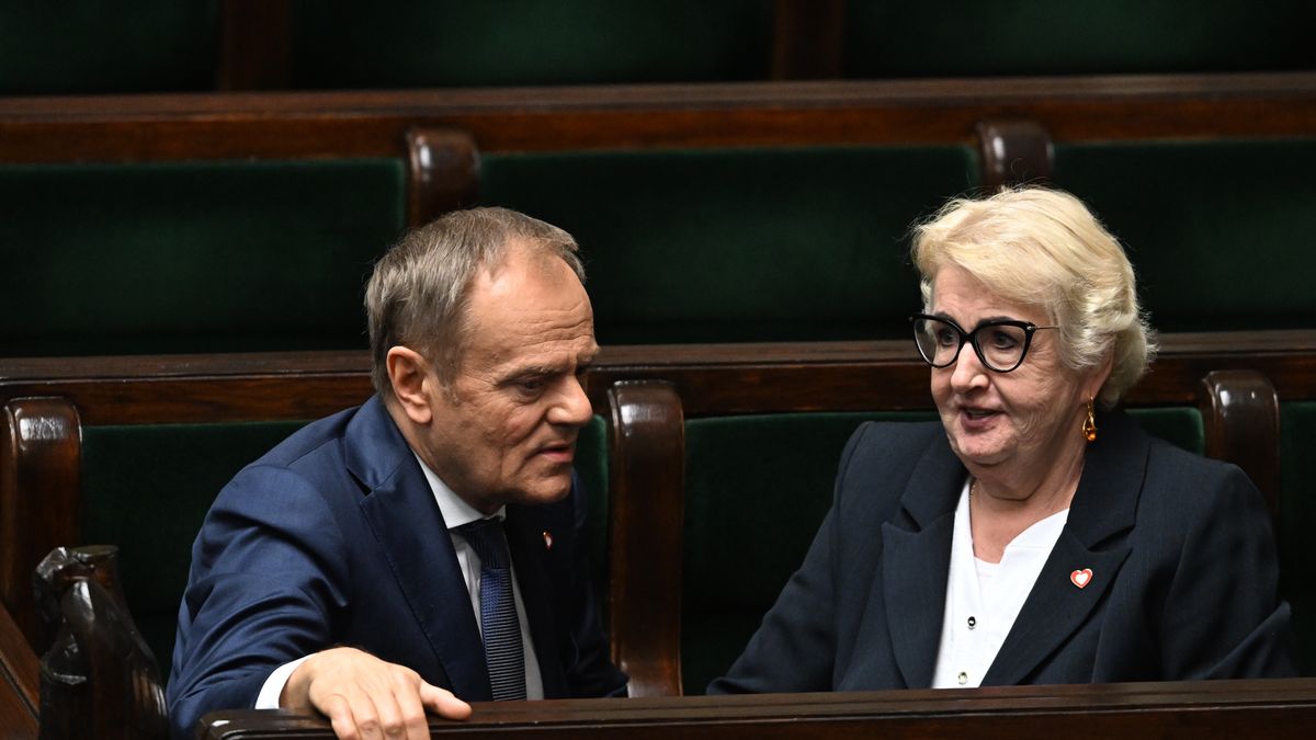 Warszawa, 12.04.2024. Premier Donald Tusk (L) oraz posłanka KO Henryka Krzywonos-Strycharska (P) na sali obrad Sejmu w Warszawie, 12 bm. Sejm przyjął do dalszych prac cztery projekty dot. przepisów aborcyjnych, które złożyły: KO, Lewica i Trzecia Droga. (jm) PAP/Radek Pietruszka