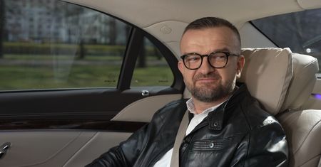 Zaczynał na stadionie. Dziś ma 120 salonów i obraca milionami