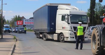 Wypadek ciężarówki, osobówki i rowerzysty na ul. Mydlanej we Wrocławiu. Jedna osoba poszkodowana