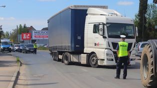 Wypadek ciężarówki, osobówki i rowerzysty na ul. Mydlanej we Wrocławiu. Jedna osoba poszkodowana
