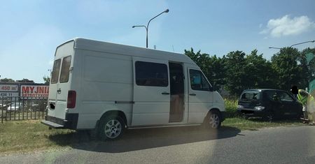 Zderzenie pojazdów na al. Witosa. Jeden pas w kierunku centrum zablokowany
