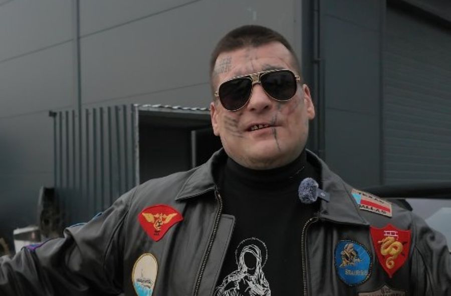 Popek poleciał do Turcji zrobić zęby. Efekt jego metamorfozy jes