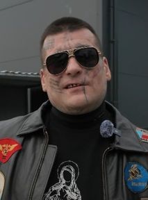 Popek poleciał do Turcji zrobić zęby. Efekt jego metamorfozy jest niesamowity