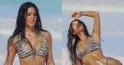 Naoliwiona Kim Kardashian w zeberkowym bikini wygina się podczas sesji zdjęciowej na plaży
