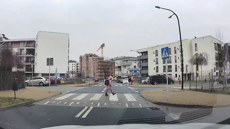 Kierowca przepuścił dziewczynkę na przejściu dla pieszych