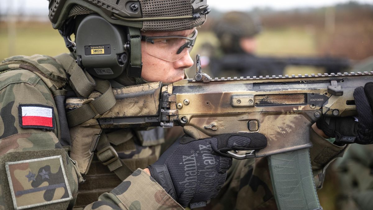 �wiczenia
Tytus �mijewski
bro�, �wiczenia, metodyczne zaj�cia pokazowe, poligon, wojsko, WOT, zaj�cia pokazowe, �o�nierz