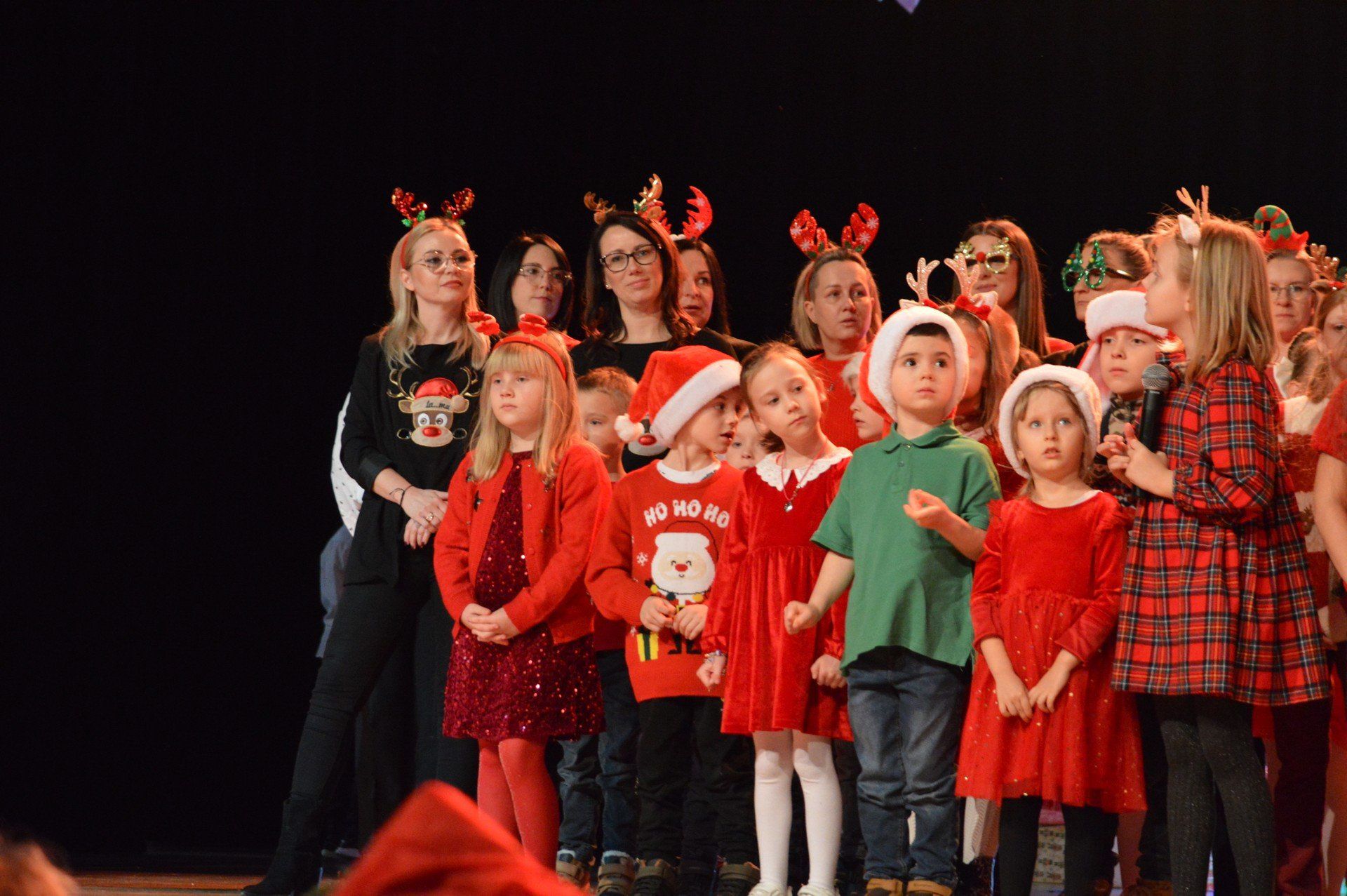 Świąteczny kiermasz charytatywny niepublicznej Szkoły Podstawowej i Akademii Przedszkolaka &#34;Jabłuszko&#34; w Bełchatowie&#34;