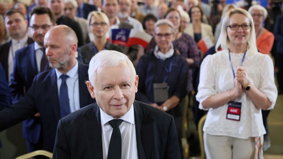 Sochaczew, 08.06.2022. Wicepremier, prezes PiS Jarosław Kaczyński (C) podczas spotkania z mieszkańcami Sochaczewa w ramach objazdu po kraju, 8 bm. Prezes PiS wezwał polityków Zjednoczonej Prawicy do mobilizacji i spotkań z wyborcami. (sko) PAP/PLeszek Szymański