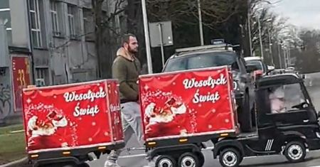 Nietypowy świąteczny pojazd w Szczecinie. Stał się hitem TikToka