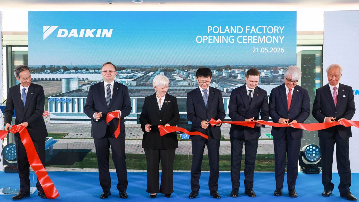 Ksawerów, 21.05.2026. Wiceminister rozwoju i technologii Michał Jaros (3P), ambasador Nadzwyczajny i Pełnomocny Japonii w Polsce Akira Kono (2P), prezes Zarządu i Dyrektor Generalny Daikin Industries Masanori Togawa (P), Prezes i Dyrektor Operacyjny Daikin Industries Naofumi Takenaka (4P), wojewoda łódzka Dorota Ryl (3L), wiceprezes Daikin Europe Wim De Schacht (2L) i Prezes Zarządu Daikin Europe Masatsugu Minaka (L) podczas ceremonii otwarcia pierwszej w Polsce fabryki pomp ciepła Daikin we wsi Ksawerów, 21 bm. (sko) PAP/Marian Zubrzycki