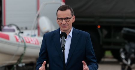 Morawiecki straszy, że Tusk zabierze 14. emeryturę. "To byłaby pierwsza decyzja"