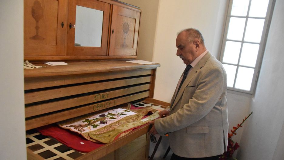 Tadeusz Mędzelowski nie kryje radości z tego, że udało się pozyskać historyczne ornaty z czasów, kiedy powstała przypałacowa kaplica Sanguszków