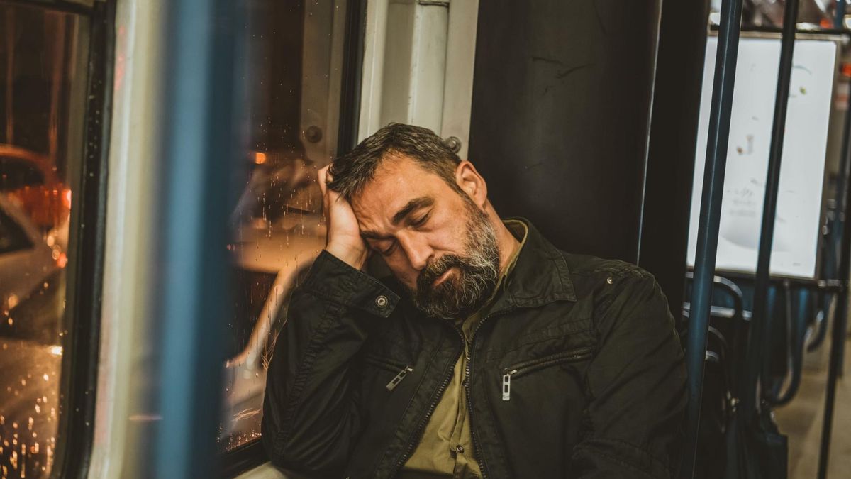 Hipersomnia to zaburzenie snu charakteryzujące się nadmierną sennością w ciągu dnia lub przedłużonym okresem snu w nocy.