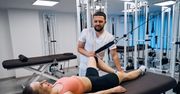 Prywatna wizyta u fizjoterapeuty to spory koszt. Na NFZ możemy czekać miesiącami