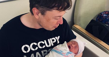 Grimes i Elon Musk zostali rodzicami. Miliarder pokazał dziecko