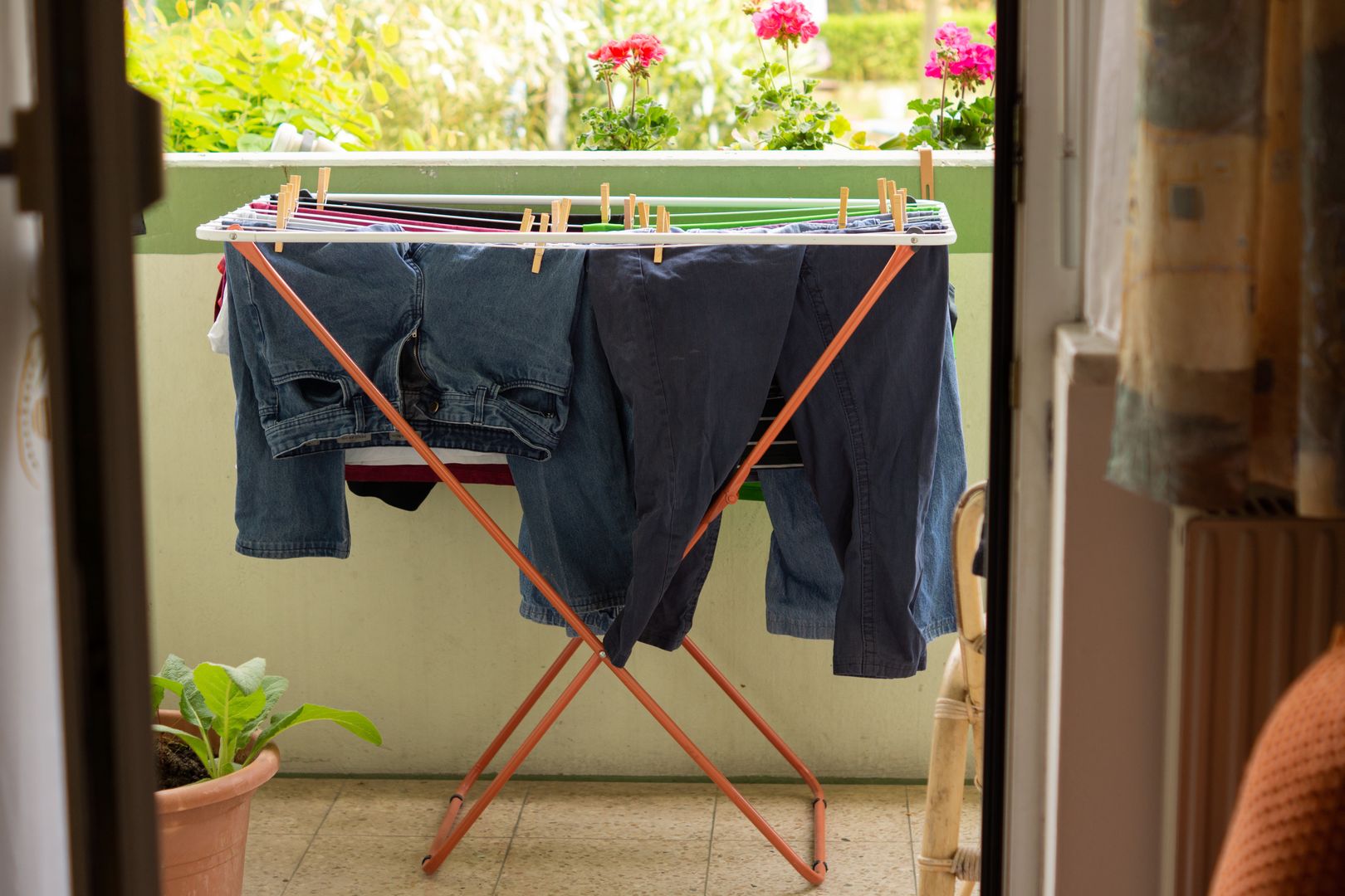 Suszysz pranie na balkonie? Lepiej nie rób tego w taki sposób