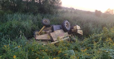 Żniwa zakończyły się tragicznie. Kombajn dachował, operator maszyny utonął