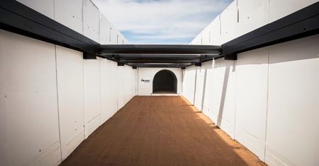 Elon Musk i hyperloop w podziemnym tunelu