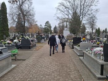 Skierniewice: Pięknie przystrojone nagrobki i ogrom zniczy