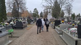 Skierniewice: Pięknie przystrojone nagrobki i ogrom zniczy