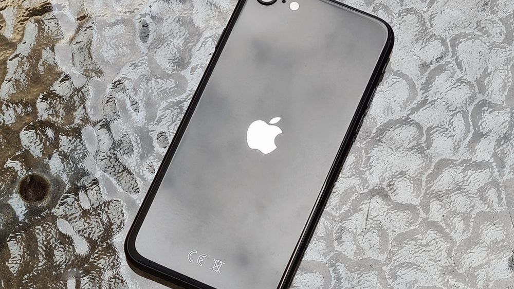 iPhone SE odniósł niemały sukces, mimo że ważna dla Apple'a grupa klientów ma go w nosie 1