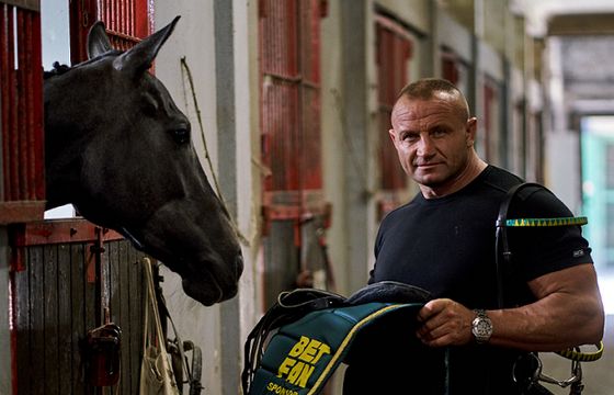 Mariusz Pudzianowski i jego koń będą reklamować Betfan